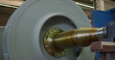 Graues Laufrad eines Radialventilators mit konischer Welle im Maschinenbau