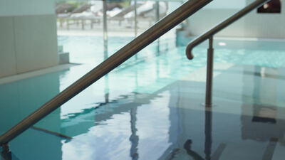 Ruhiger Innenpool mit Handlauf im Wellnesshotel