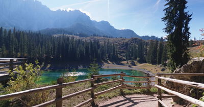 Aussichtspunkt mit Holzzaun über einem türkisen Bergsee