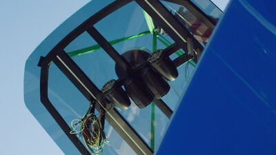 Nahaufnahme der Glashaube mit elektrischer Verkabelung beim Kranhub