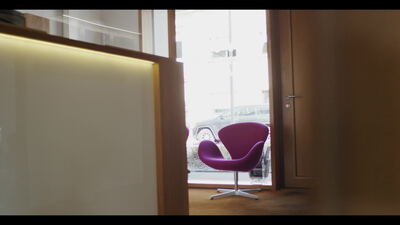 Violetter Designer Sessel am Fenster in einem modernen Interieur