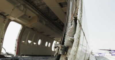 Blick in die entkernte Kabine eines ausgemusterten Flugzeugs
