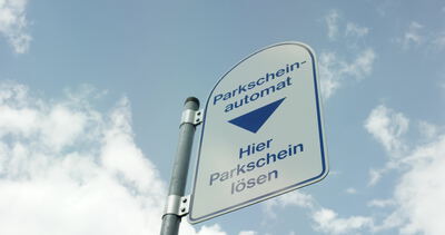 Parkscheinautomat Hinweisschild an einem Mast vor blauem Himmel Parkscheinautomat Hinweisschild an einem Mast vor blauem Himmel, Parkscheinautomat Schild, Hinweisschild Parkschein und