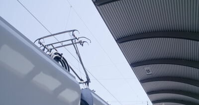 Stromabnehmer und Oberleitung eines Zuges in Nahaufnahme