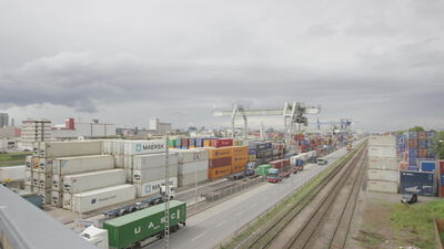 Übersicht über ein Containerterminal mit Lastwagen und Gleisen Übersicht über ein Containerterminal mit Lastwagen und Gleisen, Containerterminal Übersicht, Güterverkehr und