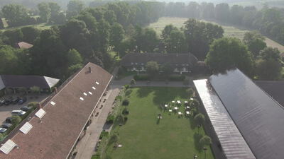 Innenhof eines Gutshofs mit Terrasse und Außenbereich, Innenhof Gutshof Terrasse, Gutshof Außengastronomie und Gutshof