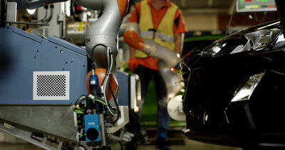 Kollaborierender Roboter mit Kamerakalibrierung in der Automobilproduktion