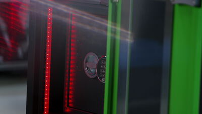 Elektronisches Tastenschloss an einer sicheren Stahltür Elektronisches Tastenschloss an einer sicheren Stahltür, Tresor Schloss, Zahlenschloss Tresor und Sicherheitstechnik als 4K