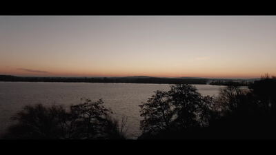 Zeitraffer der Abenddämmerung über einem ruhigen See mit Uferbäumen, Sonnenuntergang, Sonnenuntergang See und Blaue Stunde