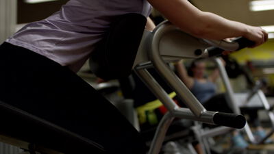 Training an Kraftgeräten in einem Fitnessstudio