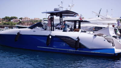 Weiß blaues Sportboot mit Hardtop liegt im Yachthafen
