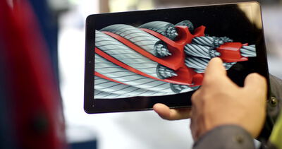 Mitarbeiter vergleicht ein Bauteil mit einem digitalen 3D Modell auf einem Tablet