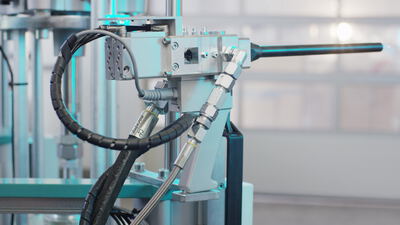Techniker bedient eine pneumatische Prüfvorrichtung in der Werkstatt
