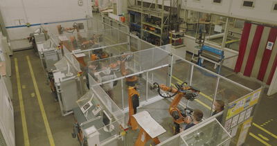 Industrieroboter und Arbeiter an der Fertigungslinie einer Automobilfabrik
