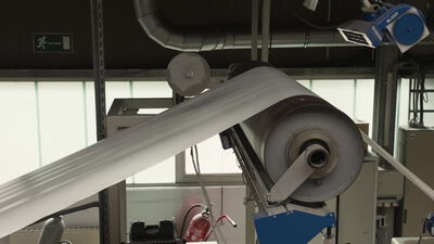 Kunststofffolie läuft von einer Rolle auf der Wickelmaschine Kunststofffolie läuft von einer Rolle auf der Wickelmaschine, Folienrolle, Folienbahn und Folie abwickeln als 4K Stockvideo
