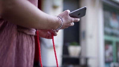 Frau hält Smartphone in der Altstadt beim Bummeln Frau hält Smartphone in der Altstadt beim Bummeln, Frau mit Smartphone, Smartphone in der Hand und Handy Nahaufnahme als 4K
