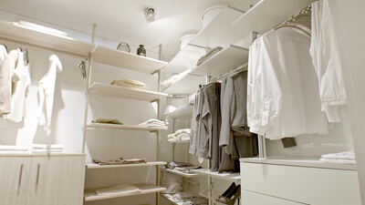 Heller begehbarer Kleiderschrank mit Hemden und Regalen