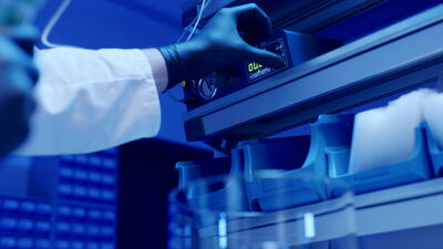 Digitales Messgerät in der Qualitätskontrolle bei blauem Licht