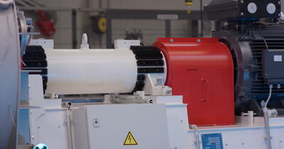 Elektromotor mit Kupplung auf einem industriellen Prüfstand