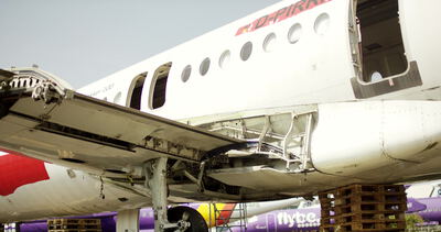 Abgestelltes Regionalflugzeug mit geöffneten Türen auf dem Vorfeld