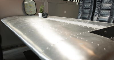 Tragfläche eines Flugzeugs als glänzender Tisch im Büro