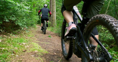 Nahaufnahme der Beine eines Mountainbikers beim Treten