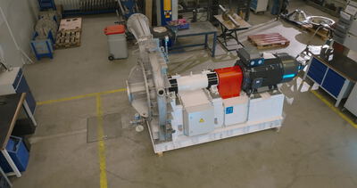 Weiße Industriemaschine mit roter Kupplung und Elektromotor von oben