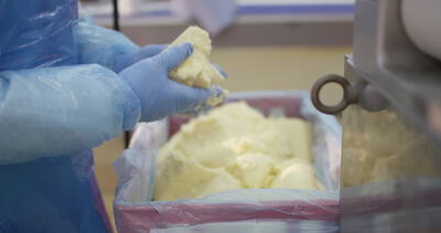 Butterblöcke werden für die Rezeptur in der Lebensmittelproduktion dosiert