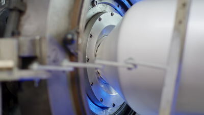 Wickelfutter hält Folienrolle an der Wickelmaschine, Metallflansch, Wickelkern und Rollenwickler als 4K Stockvideo