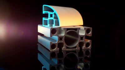 Aluminium Hohlprofil mit Bohrung neben Eckprofil im Studio Aluminium Hohlprofil mit Bohrung neben Eckprofil im Studio, quadratisches Aluminiumprofil, zentrale Bohrung Profil und