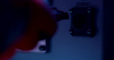 Netzwerkkabel wird in den Ethernet Anschluss eines Prüfgeräts gesteckt