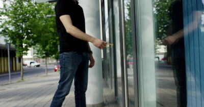 Mann öffnet eine Glastür mit kontaktlosem Türöffner aus Messing Mann öffnet eine Glastür mit kontaktlosem Türöffner aus Messing, Glastür öffnen kontaktlos, kontaktloser Türöffner