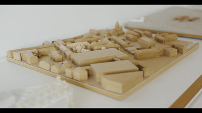 Architekturmodell aus Holz einer kleinen Stadt auf dem Tisch