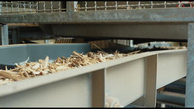 Förderrinne transportiert Holzhackschnitzel in der Bioenergieanlage Förderrinne transportiert Holzhackschnitzel in der Bioenergieanlage, Stahlrinne, Hackschnitzel Transport und Hackschnitzel