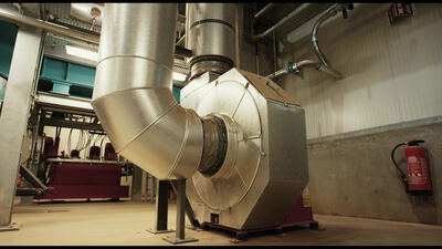 Großer Radialventilator mit geschwungenem Kanal in der Industriehalle