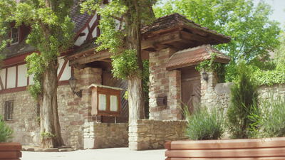 Rustikales Steinhaus mit Fachwerkfassade und Lavendel