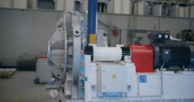 Industrielle Maschinenbaugruppe mit grauem Konusgehäuse und Motorantrieb