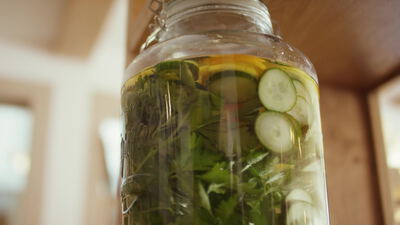 Aufgusswasser mit Gurke und Kräutern im Einmachglas