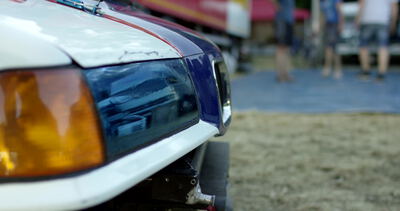 Frontpartie eines Oldtimers glänzt in Nahaufnahme auf einem Fahrzeugtreffen