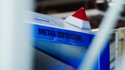 Blauer Metalldetektor mit rotem Warnlicht in der Industrie Blauer Metalldetektor mit rotem Warnlicht in der Industrie, industrieller Metalldetektor, Warnleuchte rot und blaue Maschine