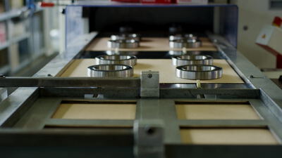 Metallringe auf der automatisierten Produktionslinie in der Fabrik