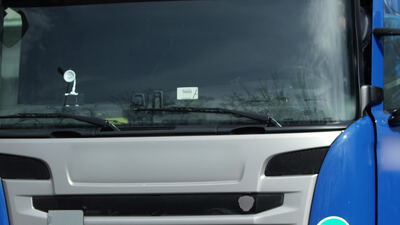 Blaue Lastwagen Fahrerkabine mit Windschutzscheibe und Wischern Blaue Lastwagen Fahrerkabine mit Windschutzscheibe und Wischern, Lastwagen Kabine, blauer Lastwagen und Lkw Fahrerhaus als