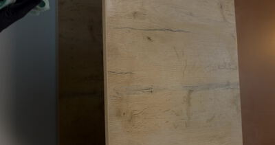 Wachspflege bringt Holzmöbelkante durch gründliches Polieren zum Glänzen