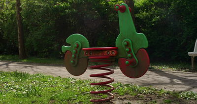 Federwippe in Form eines Motorrads auf einem Spielplatz