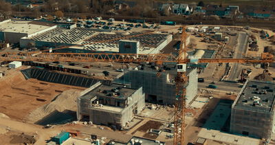 Turmkran und Baugrube auf einer großen Baustelle aus der Luft