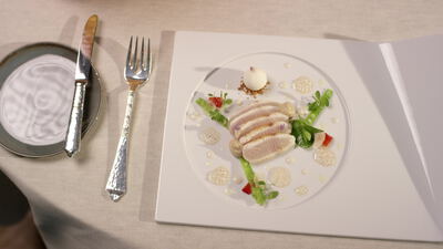 Feines Gericht mit Fleischscheiben auf quadratischem Teller Feines Gericht mit Fleischscheiben auf quadratischem Teller, Gourmetgericht auf dem Teller, Fleischscheiben angerichtet und
