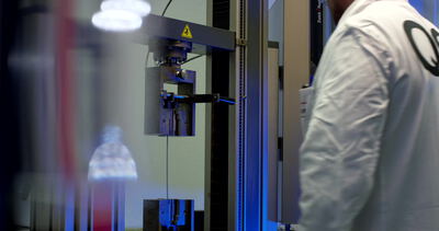 Prüfmaschine für Materialtests wird in der Qualitätssicherung bedient