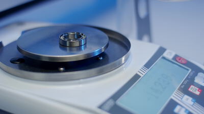 Kugellager wird auf einer digitalen Präzisionswaage im Labor gewogen