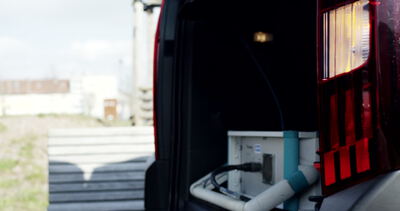 Techniker entnimmt technisches Messgerät aus einem Servicefahrzeug
