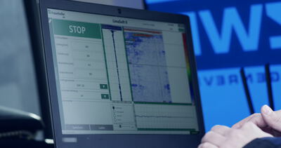 Techniker überwacht Messdaten von industrieller Software auf einem Laptop